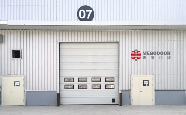 密封效果好的工業(yè)廠房電動門推薦：美高門業(yè)的解決方案縮略圖