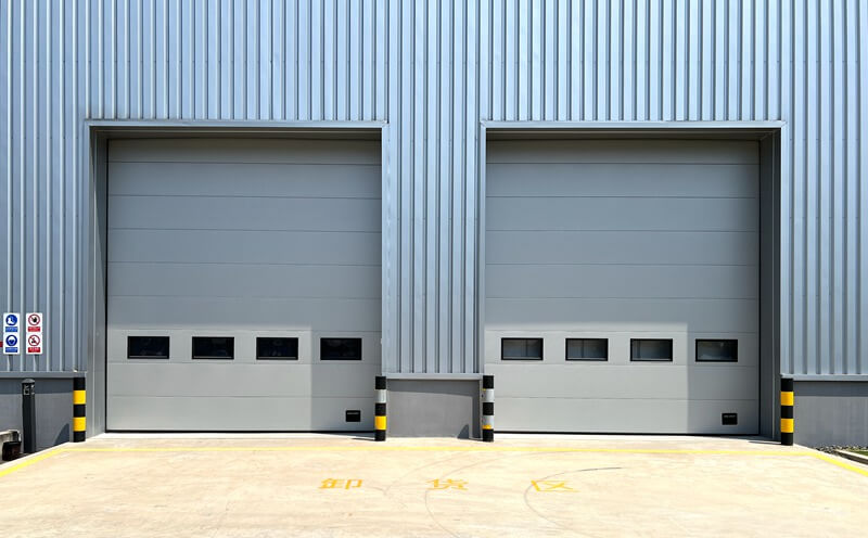 為什么工業提升門成為現代廠房大門的首選?——解析其核心優勢插圖2 為什么工業提升門成為現代廠房大門的首選?——解析其核心優勢插圖2